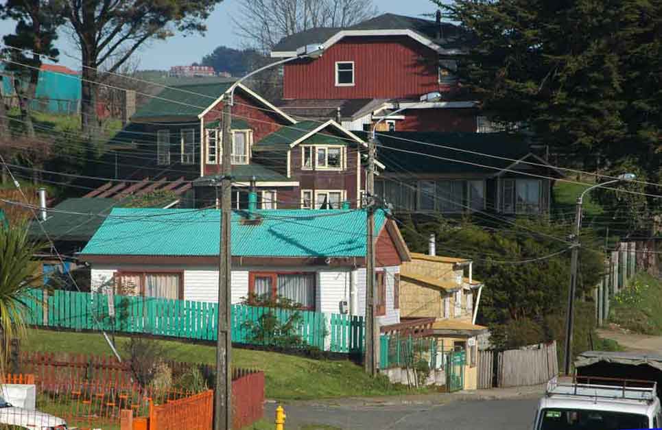 49 - Chile - isla de Chiloe, Ancud, casas